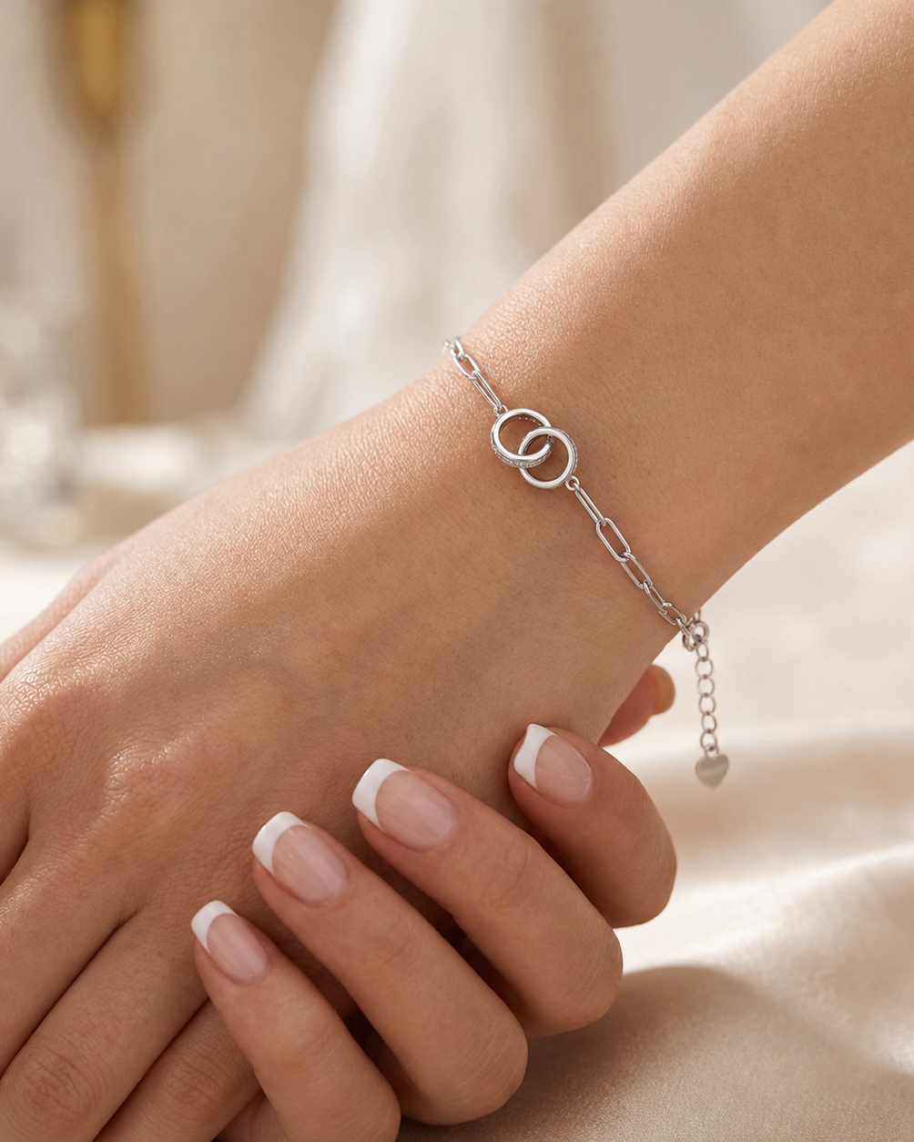 925 Sterling Silver interlocking circle chain bracelet with pavé accent.