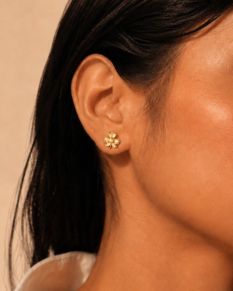 Pearla_Clover_Stud_Earrings #color_gold