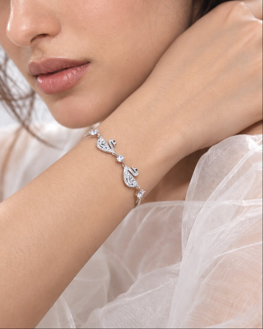 Swan motif 925 silver bracelet with sparkling centre accent