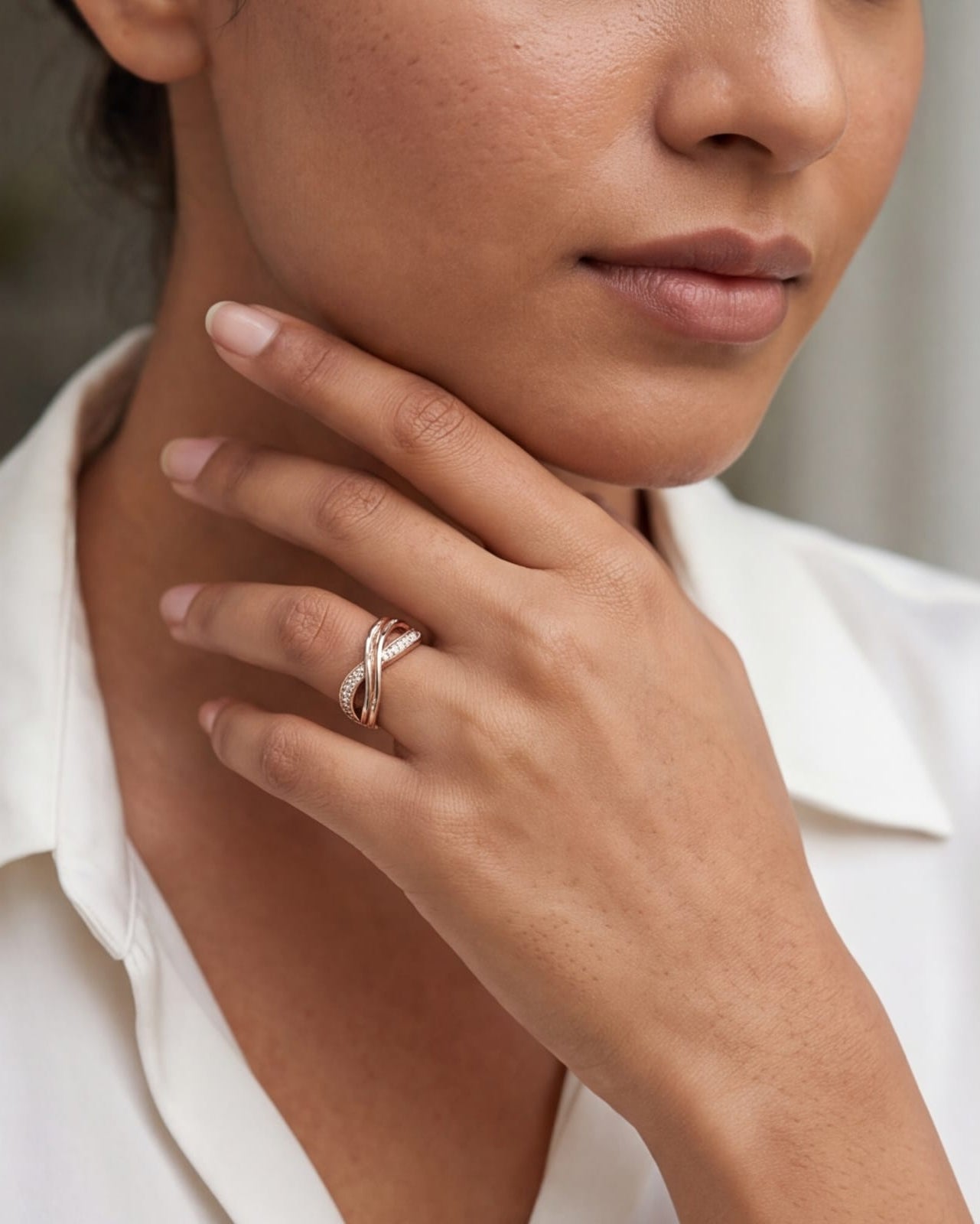 Close-up of a person wearing a gold ring on a blurred background #color_rose gold