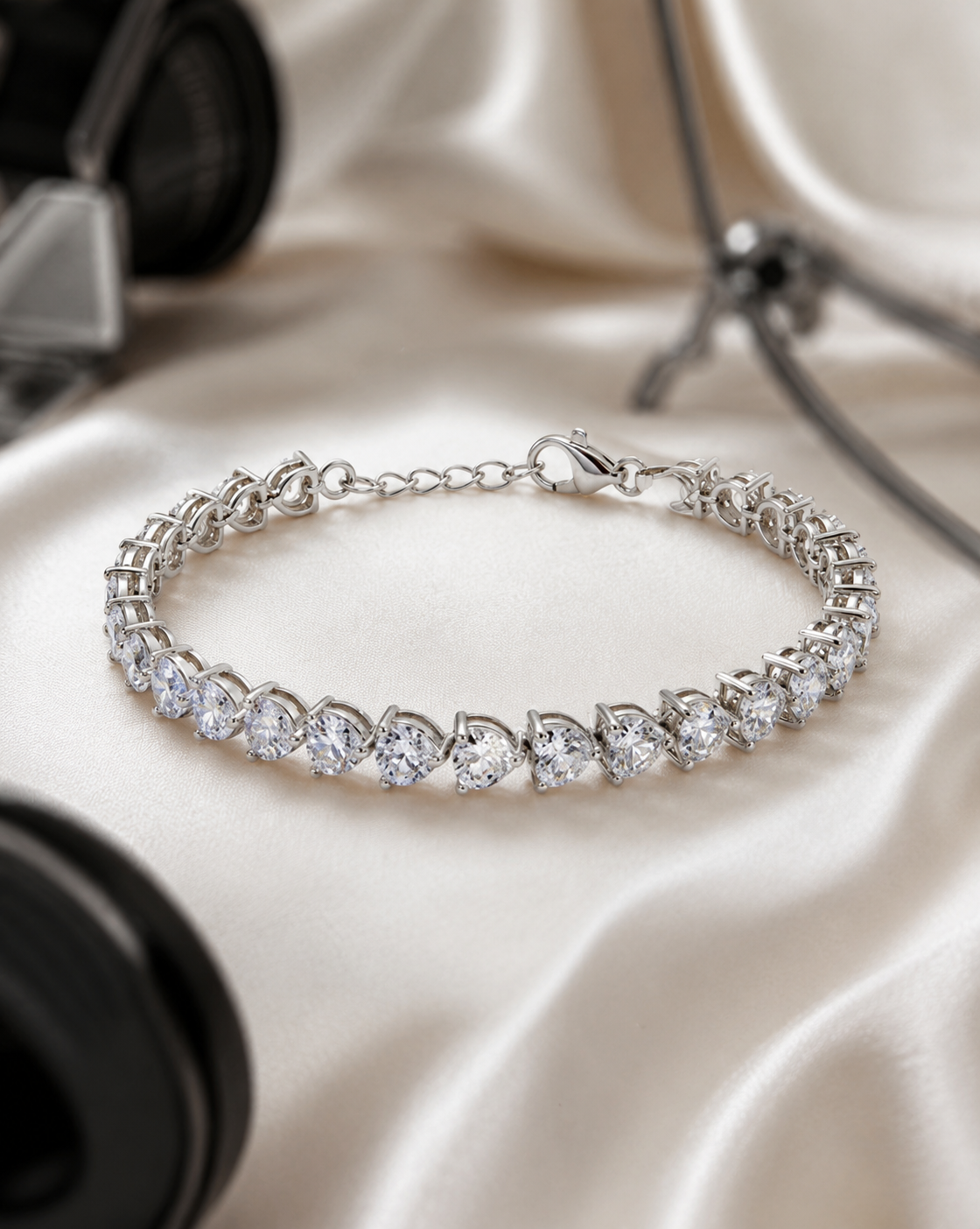 Elegant heart detail tennis bracelet #color_silver
