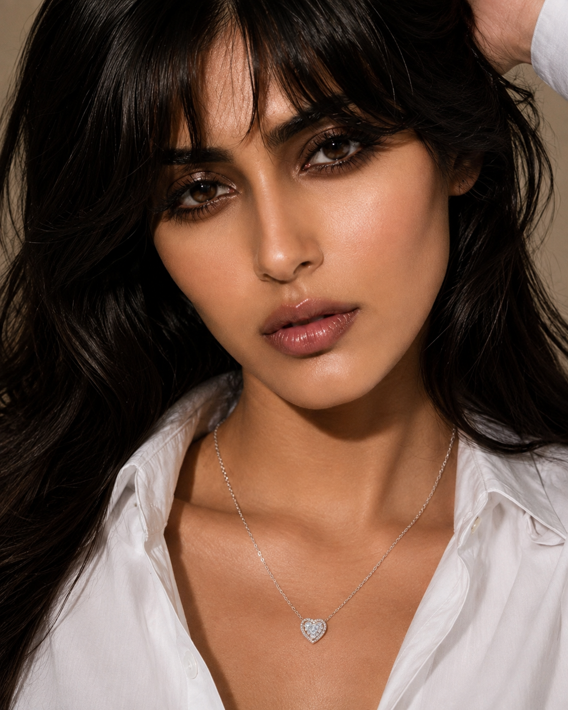 Heart-shaped diamond necklace on a beige background #color_silver
