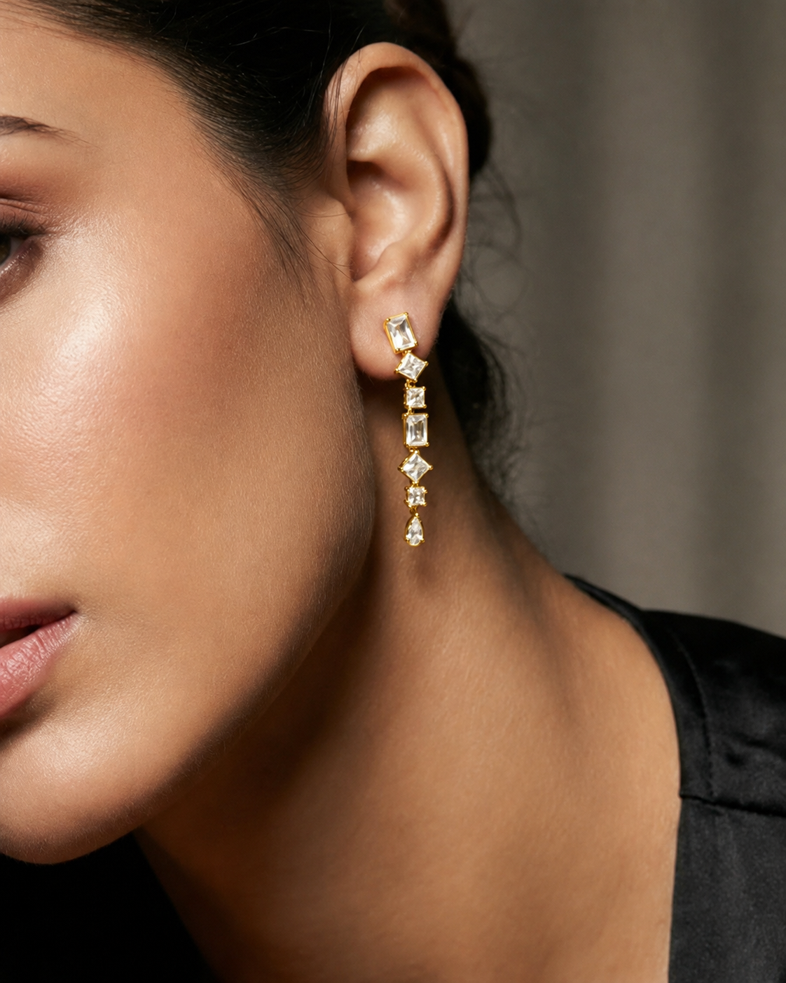 Classic round halo stud earrings #color_gold