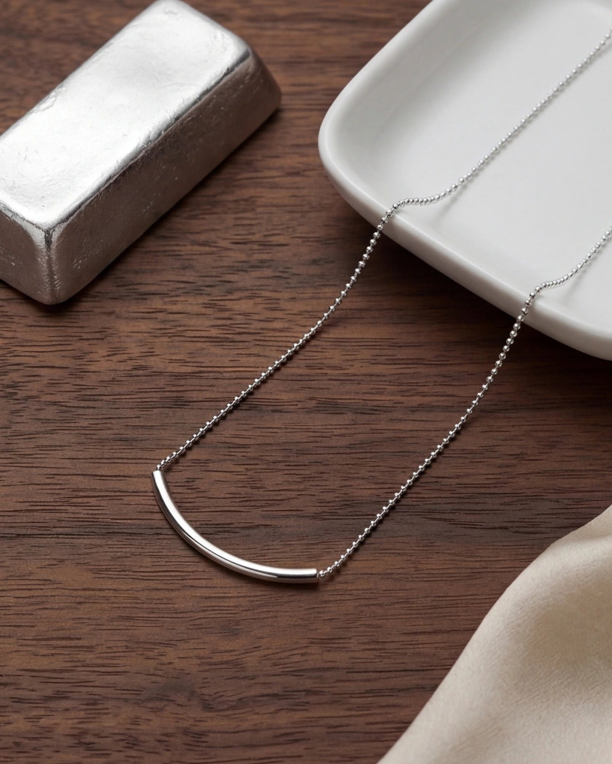 Curved bar silver necklace #color_silver