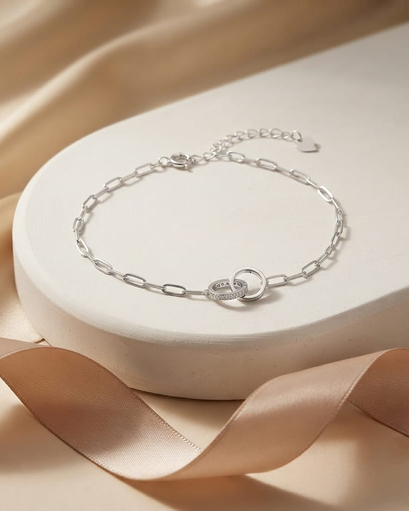 925 Sterling Silver interlocking circle chain bracelet with pavé accent.